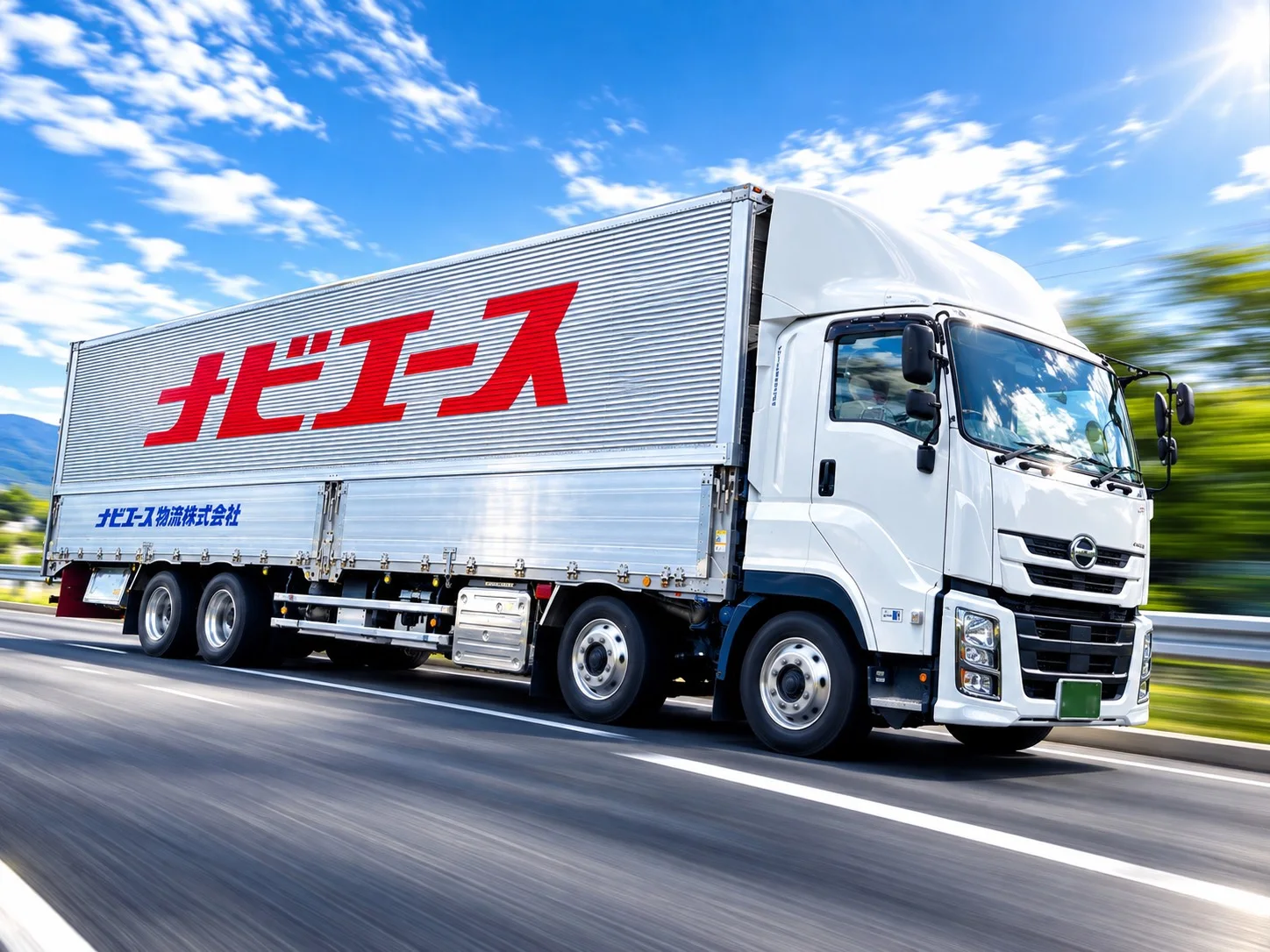 段ボール製品を届けるため道路を走行するナビエースの配送トラック
