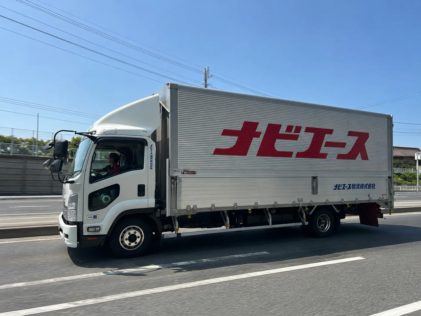道路を走行するナビエースの配送トラック