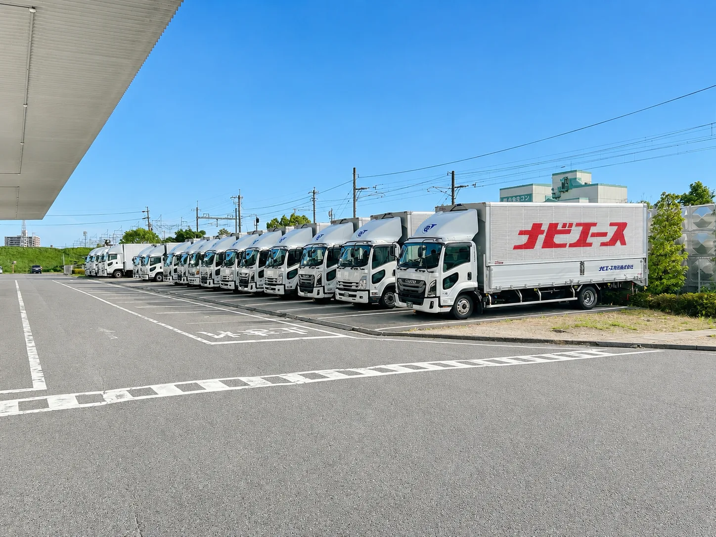 車庫に並ぶナビエースの配送トラック